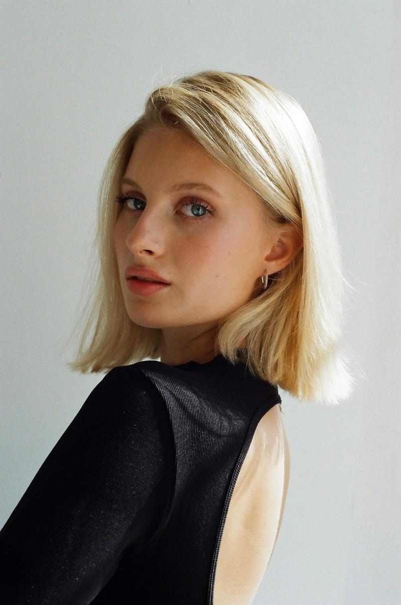 A sleek, chin-length blonde bob